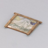 幅：18 (cm)×奥行：16 (cm)×高さ：1.3 (cm)／104 (g)，撮影・計測日：2004-03-31