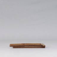 幅：18 (cm)×奥行：16 (cm)×高さ：1.3 (cm)／104 (g)，撮影・計測日：2004-03-31