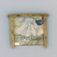 幅：18 (cm)×奥行：16 (cm)×高さ：1.3 (cm)／104 (g)，撮影・計測日：2004-03-31