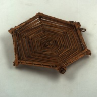 幅：24 (cm)×奥行：27 (cm)×高さ：4.2 (cm)／58 (g)，撮影・計測日：1993-05-25