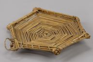 横：23 (cm)×厚み：4.3 (cm)×縦：27 (cm)／58 (g)，撮影・計測日：2013-8-9