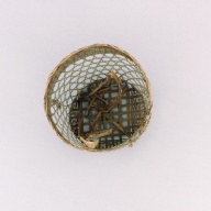 幅：35 (cm)×奥行：37 (cm)×高さ：54 (cm)／361 (g)，撮影・計測日：2004-12-07