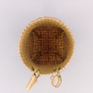 幅：35 (cm)×奥行：47 (cm)×高さ：48 (cm)／701 (g)，撮影・計測日：2004-12-07