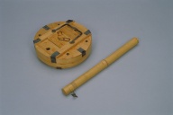 幅：30 (cm)×奥行：14 (cm)×高さ：59 (cm)／1.44 (kg)，撮影・計測日：1992-09-17