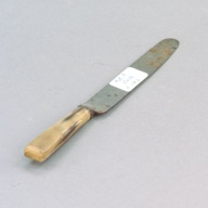 幅：2.7 (cm)×奥行：26 (cm)×高さ：1.8 (cm)／76 (g)，撮影・計測日：2003-10-21