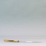 幅：2.7 (cm)×奥行：26 (cm)×高さ：1.8 (cm)／76 (g)，撮影・計測日：2003-10-21