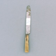 幅：2.7 (cm)×奥行：26 (cm)×高さ：1.8 (cm)／76 (g)，撮影・計測日：2003-10-21
