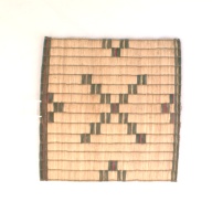 幅：50 (cm)×奥行：50 (cm)×高さ：0.9 (cm)／188 (g)，撮影・計測日：1996-05-09