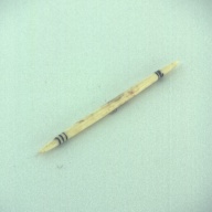 幅：0.6 (cm)×奥行：13 (cm)×高さ：0.6 (cm)／7 (g)，撮影・計測日：1996-05-20