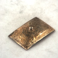 幅：3.9 (cm)×奥行：5.6 (cm)×高さ：0.9 (cm)／12 (g)，撮影・計測日：1992-12-25