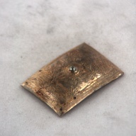 幅：3.8 (cm)×奥行：5.6 (cm)×高さ：0.9 (cm)／13 (g)，撮影・計測日：1992-12-25
