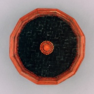 幅：35 (cm)×奥行：35 (cm)×高さ：18 (cm)／932 (g)，撮影・計測日：2003-02-05