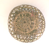 幅：64 (cm)×奥行：64 (cm)×高さ：43 (cm)／1.68 (kg)，撮影・計測日：2001-09-20
