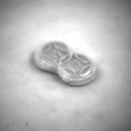 幅：2.8 (cm)×奥行：1.6 (cm)×高さ：0.5 (cm)／4 (g)，撮影・計測日：1995-01-30