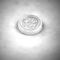 幅：2.2 (cm)×奥行：2.2 (cm)×高さ：0.6 (cm)／4 (g)，撮影・計測日：1995-01-31