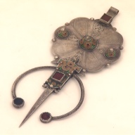 幅：8.0 (cm)×奥行：20 (cm)×高さ：2.7 (cm)／119 (g)，撮影・計測日：2001-06-15