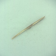 幅：0.4 (cm)×奥行：13 (cm)×高さ：0.4 (cm)／3 (g)，撮影・計測日：1996-05-31