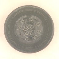 幅：11 (cm)×奥行：11 (cm)×高さ：4.7 (cm)／158 (g)，撮影・計測日：2001-06-28