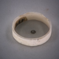 幅：6.2 (cm)×奥行：6.3 (cm)×高さ：1.5 (cm)／23 (g)，撮影・計測日：1993-11-11