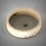 幅：6.7 (cm)×奥行：6.7 (cm)×高さ：1.8 (cm)／38 (g)，撮影・計測日：1993-11-11