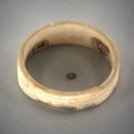 幅：8.3 (cm)×奥行：8.2 (cm)×高さ：2.5 (cm)／78 (g)，撮影・計測日：1993-11-11