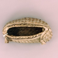 幅：39 (cm)×奥行：20 (cm)×高さ：17 (cm)／305 (g)，撮影・計測日：2002-06-27