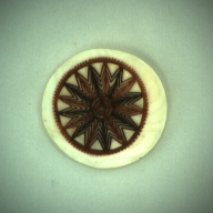 幅：10 (cm)×奥行：9.8 (cm)×高さ：0.8 (cm)／58 (g)，撮影・計測日：1993-11-12