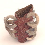 幅：7.7 (cm)×奥行：8.8 (cm)×高さ：7.6 (cm)／64 (g)，撮影・計測日：2001-07-25