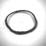 幅：0.6 (cm)×奥行：8.1 (cm)×高さ：0.8 (cm)／4 (g)，撮影・計測日：1996-12-18