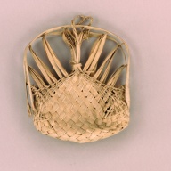 幅：19 (cm)×奥行：23 (cm)×高さ：7.6 (cm)／61 (g)，撮影・計測日：2002-08-06