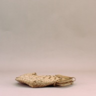 幅：48 (cm)×奥行：33 (cm)×高さ：4.9 (cm)／187 (g)，撮影・計測日：2002-08-06