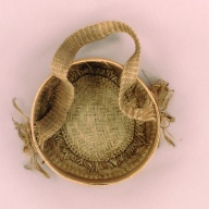 幅：28 (cm)×奥行：28 (cm)×高さ：12 (cm)／171 (g)，撮影・計測日：2002-08-07