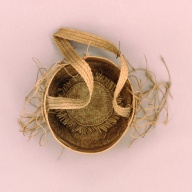 幅：20 (cm)×奥行：20 (cm)×高さ：8.4 (cm)／84 (g)，撮影・計測日：2002-08-07