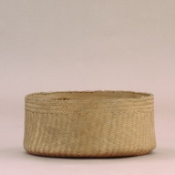 幅：22 (cm)×奥行：21 (cm)×高さ：9.0 (cm)／96 (g)，撮影・計測日：2002-08-06