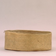 幅：29 (cm)×奥行：30 (cm)×高さ：11 (cm)／119 (g)，撮影・計測日：2002-08-07