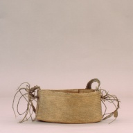 幅：19 (cm)×奥行：19 (cm)×高さ：8.8 (cm)／96 (g)，撮影・計測日：2002-08-06