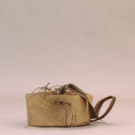 幅：19 (cm)×奥行：19 (cm)×高さ：8.8 (cm)／96 (g)，撮影・計測日：2002-08-06