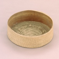 幅：27 (cm)×奥行：27 (cm)×高さ：8.2 (cm)／85 (g)，撮影・計測日：2002-08-07