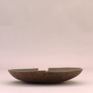 幅：39 (cm)×奥行：37 (cm)×高さ：8.2 (cm)／810 (g)，撮影・計測日：2002-08-08