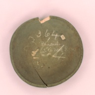 幅：39 (cm)×奥行：37 (cm)×高さ：8.2 (cm)／810 (g)，撮影・計測日：2002-08-08