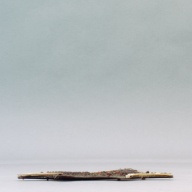 幅：26 (cm)×奥行：13 (cm)×高さ：1.9 (cm)／135 (g)，撮影・計測日：2003-10-28