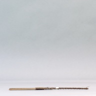 幅：8.5 (cm)×奥行：27 (cm)×高さ：1.0 (cm)／28 (g)，撮影・計測日：2003-10-29