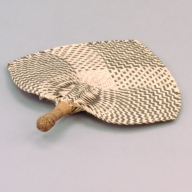 幅：40 (cm)×奥行：40 (cm)×高さ：4.7 (cm)／81 (g)，撮影・計測日：2002-09-09