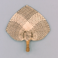 幅：40 (cm)×奥行：40 (cm)×高さ：4.7 (cm)／81 (g)，撮影・計測日：2002-09-09