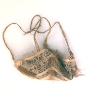 幅：33 (cm)×奥行：17 (cm)×高さ：8.0 (cm)／64 (g)，撮影・計測日：1996-05-17