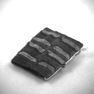 幅：6.9 (cm)×奥行：8.0 (cm)×高さ：0.8 (cm)／6 (g)，撮影・計測日：1996-12-16