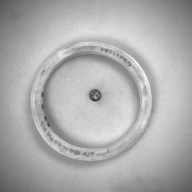 幅：8.4 (cm)×奥行：8.6 (cm)×高さ：1.1 (cm)／51 (g)，撮影・計測日：1993-12-16