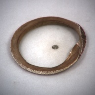 幅：9.2 (cm)×奥行：9.9 (cm)×高さ：0.8 (cm)／35 (g)，撮影・計測日：1993-12-01