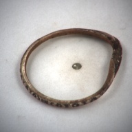 幅：8.5 (cm)×奥行：9.7 (cm)×高さ：1.1 (cm)／19 (g)，撮影・計測日：1993-12-01