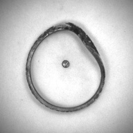 幅：8.5 (cm)×奥行：9.7 (cm)×高さ：1.1 (cm)／19 (g)，撮影・計測日：1993-12-01